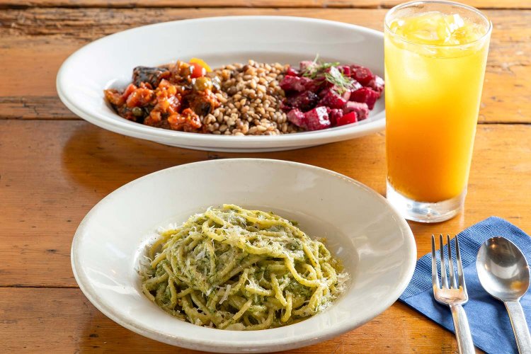 フェンネルペーストのパスタ1600円、カツオビーツマリネ・レンティル豆とスペルと小麦・カポナータの3種盛り1500円、インド富士サワー600円。