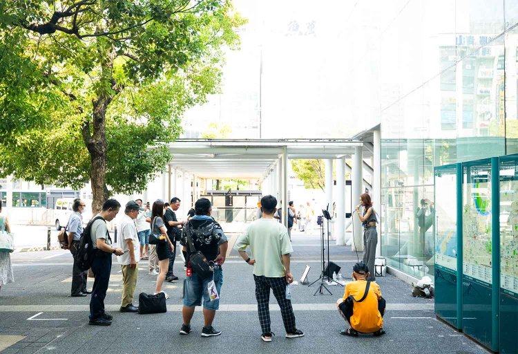 川崎駅東口のストリートライブは指定の4カ所で、市に登録したアーティストたちによる1時間ごとの交代制。12～21時。