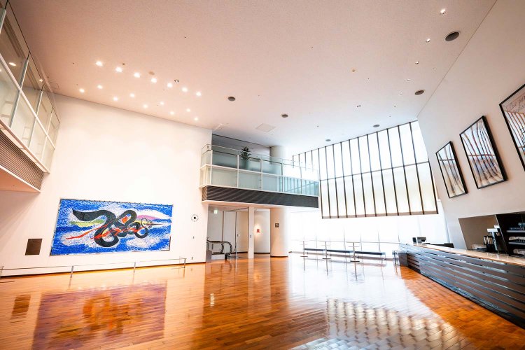 岡本太郎作の壁画がホワイエを彩る。