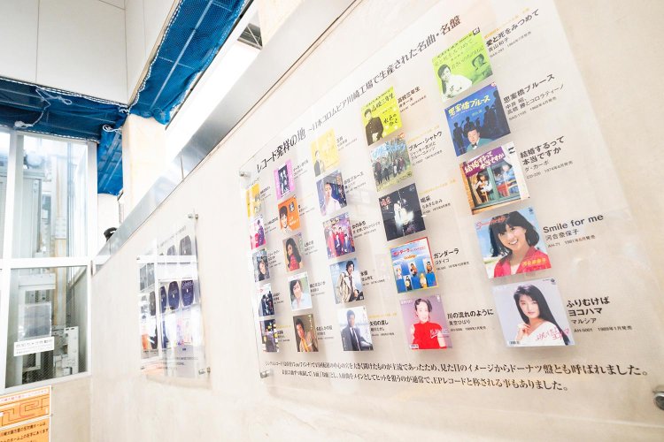 構内には、川崎工場でプレスされた名盤を振り返る展示も。「日本初のレコードをプレスした、音楽のまちのはじまりの地です」（前田さん）。