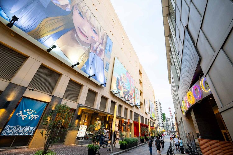 大型ライブホールの先駆け『CLUB CITTA’』前の通りは音楽とアートでにぎやか。