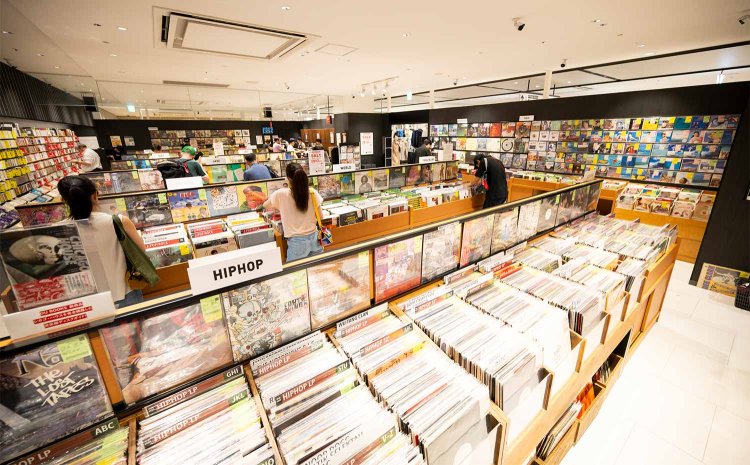 ヒップホップの街だけあってそのコーナーも充実。「名盤も多くてワクワク。ぜひ手探りのジャケ買いを楽しんで」（前田さん）。