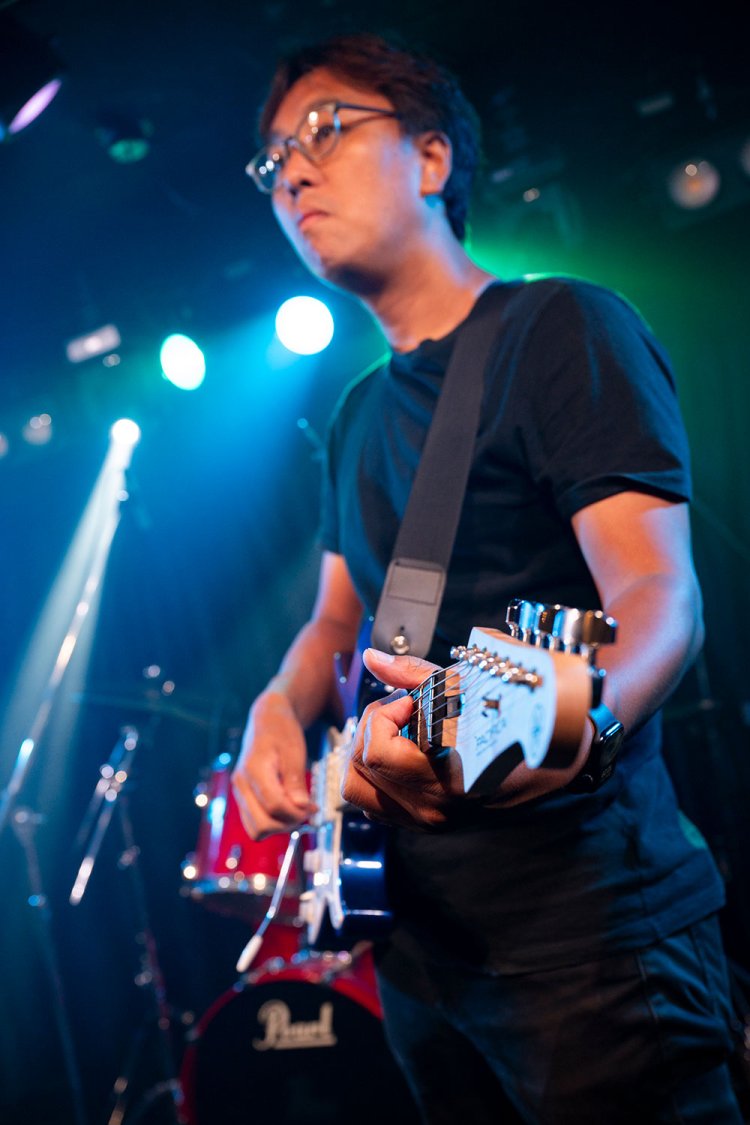 オーナーの町屋さんは大の長渕ファン。「長渕なら目をつむっても弾けます」。笹井さんと共にJ-POPから洋楽まで幅広く、リクエストに応える。