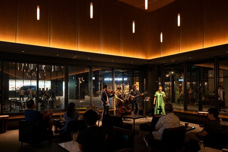 「音楽のまちがテーマ。スタッフの胸元にも音符が付いてますよ」（前田さん）。