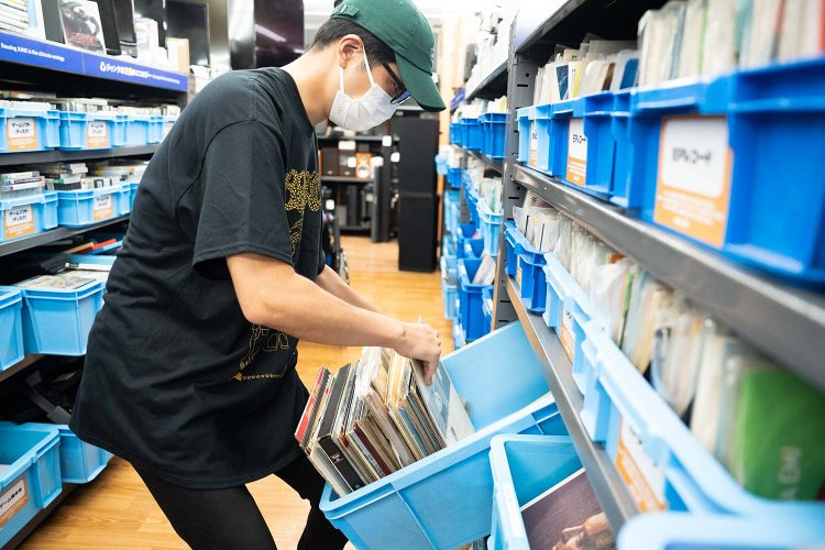 ずいぶん重そうですね。「レコード収集仲間と分担して探すのが効率いいですね」。