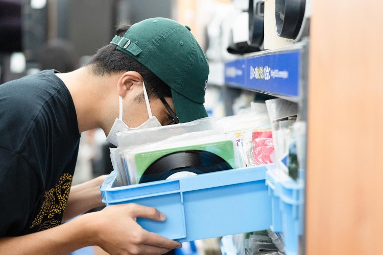 えっ何してるんですか!?「匂いも身内音楽を見つけるヒントになるんです」。