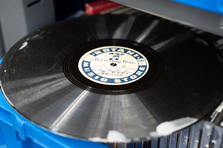 独特の塗料の香りがします。「身内音楽に多い『ラッカー盤』を探すのがカギです」。