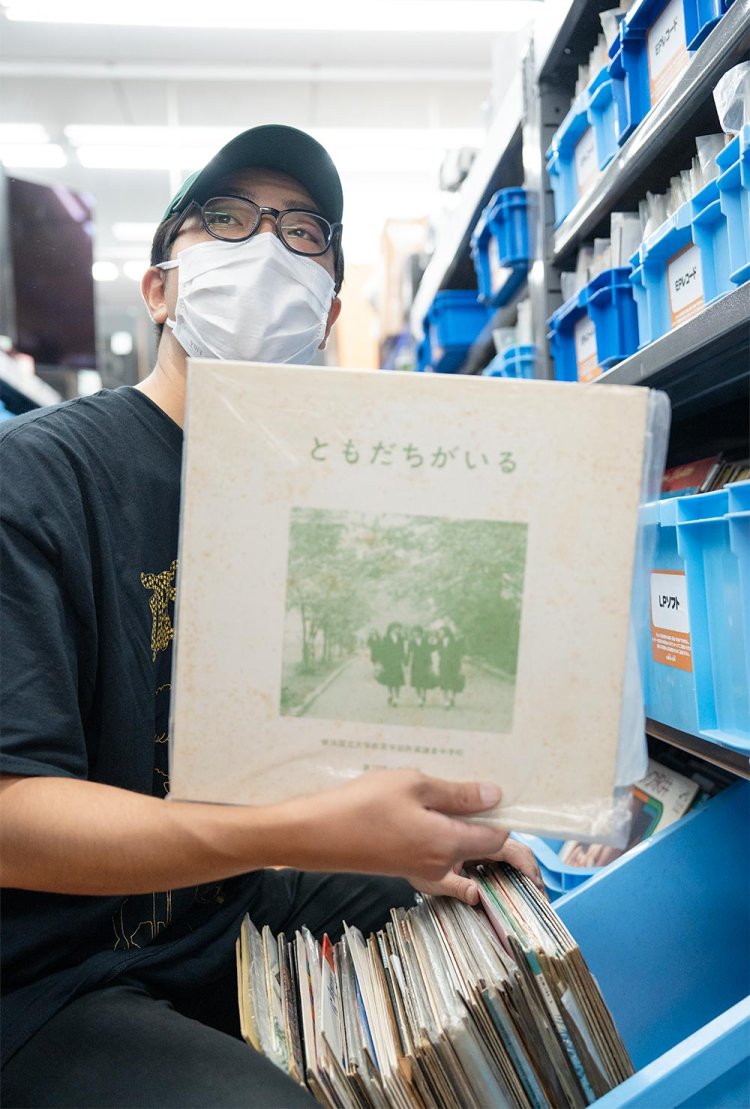 ぱっと見、普通のジャケットですが……。「昭和56年の校内合唱祭です！　神奈川のものが多い印象です」。
