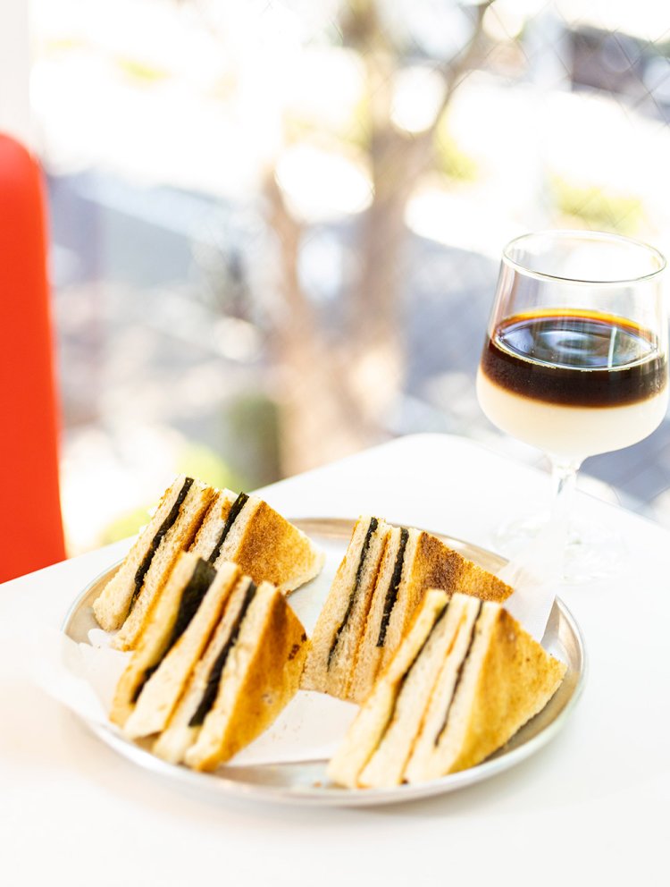 のりトースト600円、ミルクとコーヒーが2層に分かれたカフェパリス900円。