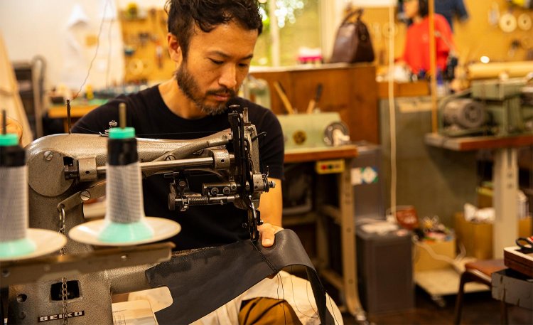 革の縫製には2種類のミシンを使う。50年選手のミシンも大活躍。