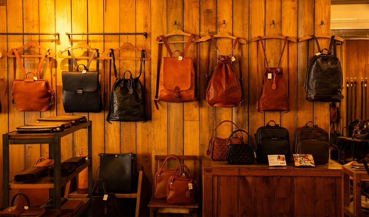 壁にかかるリュックはバリエーションが豊富。年代問わず合いそう。