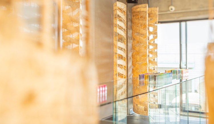 店内を飾るのは堀木エリ子氏の和紙作品。煙が上がっていく様子をイメージして作られた。