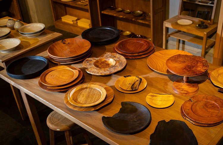 国内の古材で作ったオリジナルの木皿。欠けもそのまま生かしている。3000円台～。