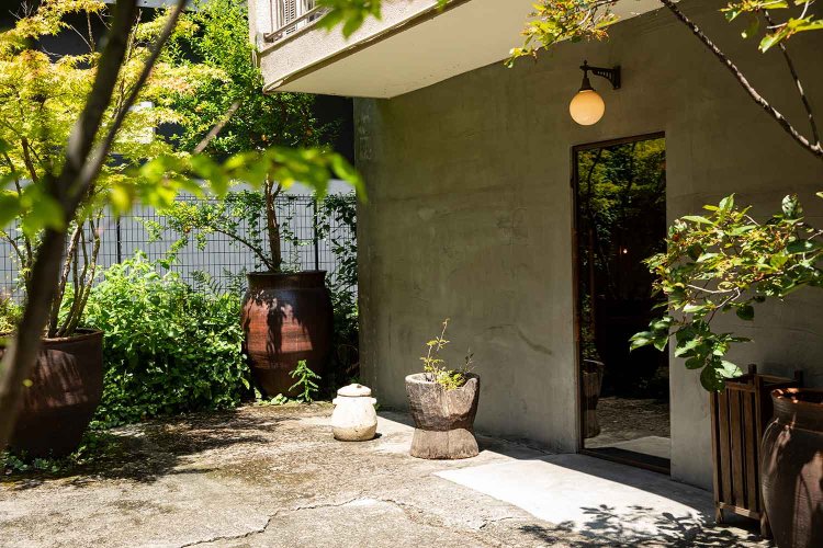 店前の庭には木を植えた古いかめがいくつも。