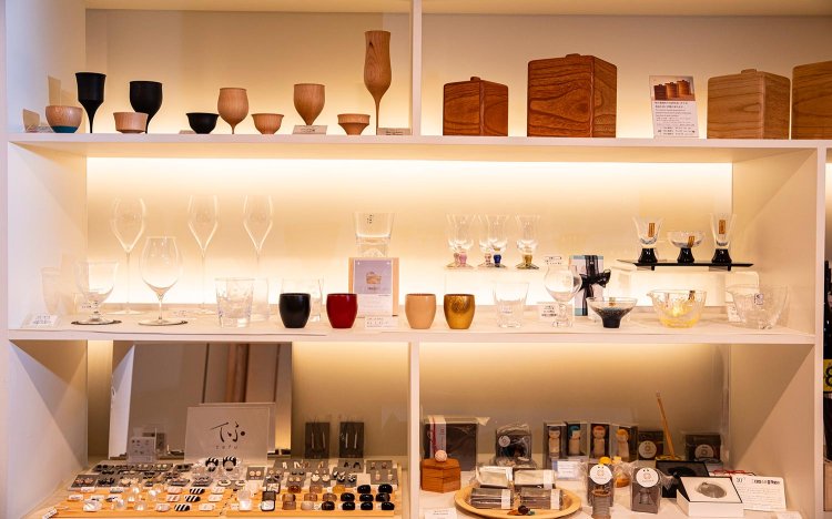 商品棚に並ぶグラスや漆器、箸置き。