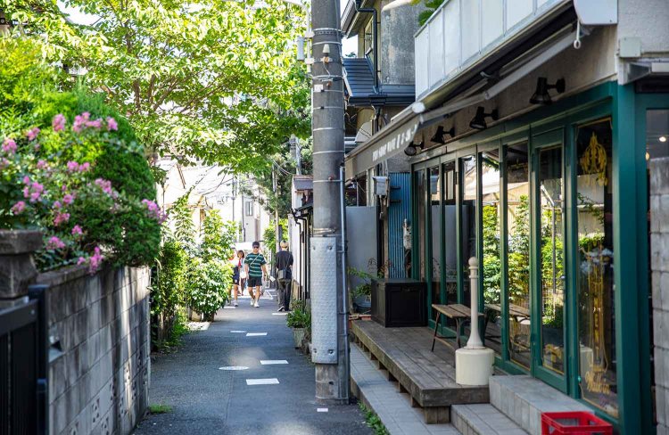 原宿通りの裏には下町的な路地も。