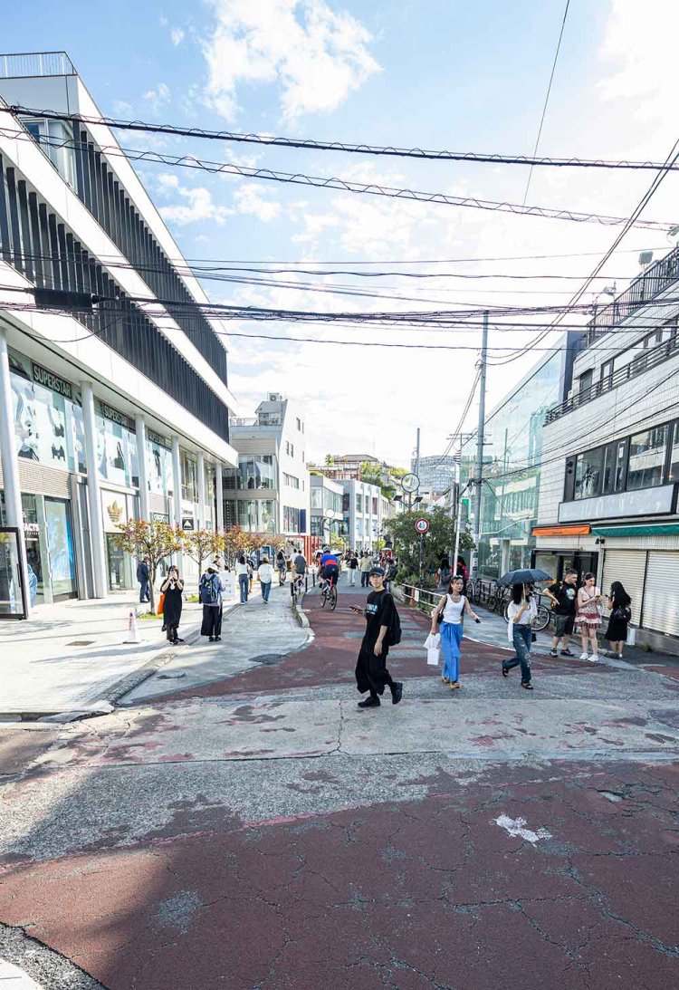 キャットストリートこと旧渋谷川遊歩道路。そばには穏田橋跡の石柱も。