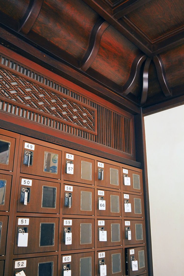 下駄箱の上には端正な欄間も。