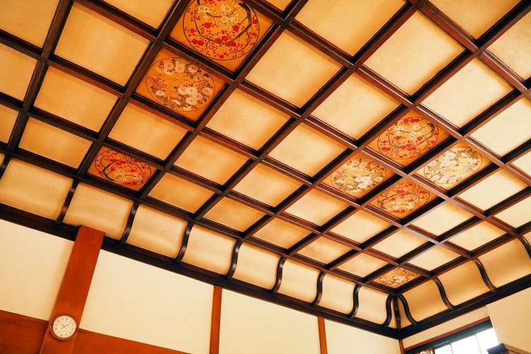 格天井（ごうてんじょう）は圧巻。