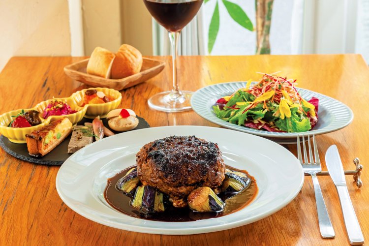 極旨！フランス食堂ひまわりスペシャリテ 大人のチーズ in 黒毛和牛ハンバーグ 〜黒トリュフ赤ワインソース〜 3740円。サラダ、オードブル5種盛り、コーヒーまたは紅茶付き。使うミンチはたっぷり220g。フライパンとオーブンで火入れし、やわらかさと弾力の対比が絶妙。グラスワイン935円～。