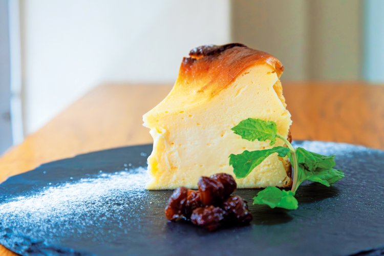 デザートも豊富。口溶けのいいバスクチーズケーキ605円。
