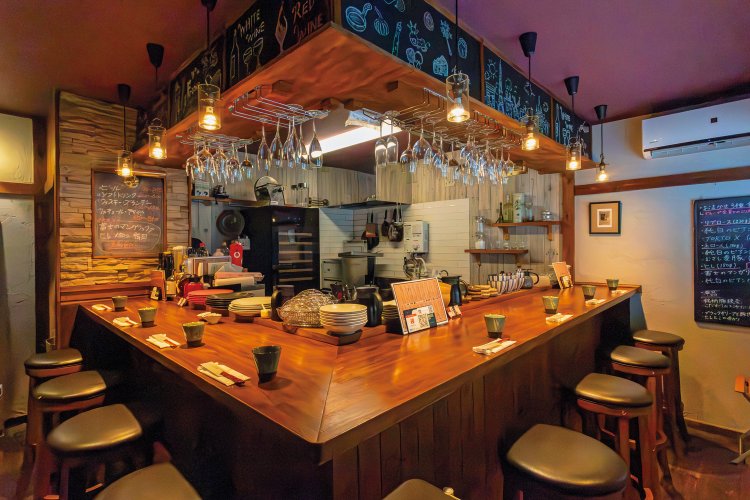店内は、厨房を囲むL字のカウンター席。