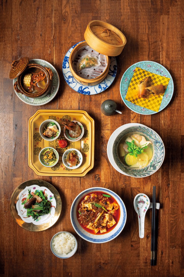 ランチコース5500円。メインは麻婆豆腐、担々麺、チャーハンから選べる。五香粉（ウーシャンフェン）が香るとろとろのたれがかかった、前菜のよだれ鶏にもファンが多い。このほかデザート2種に中国茶もポットで提供。