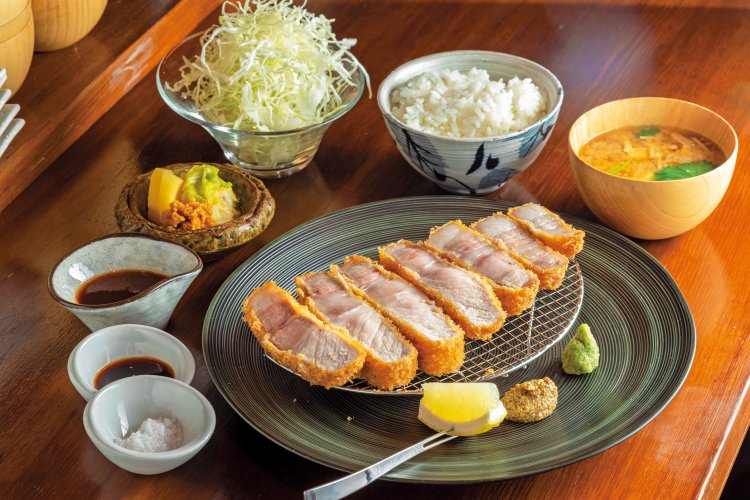 TOKYO X（山梨）リブロース（230g）4000円。豚肉を際立てる、サックリと軽やかすぎる衣。余計なことはせず、素直に豚肉の甘みと食感を生かした仕上がり。十分な食べ応えながら最後まで飽きさせない。