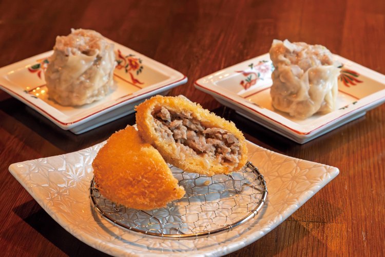 銘柄豚焼売400円とメンチカツ400円も人気。