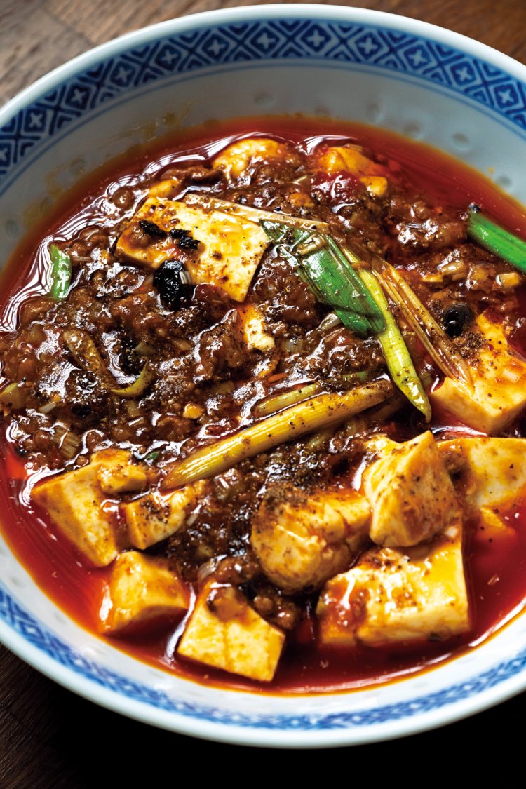 麻婆豆腐は現地のレシピを忠実に。3カ月寝かせた豆板醤3種をブレンドし、角のない辛さに。