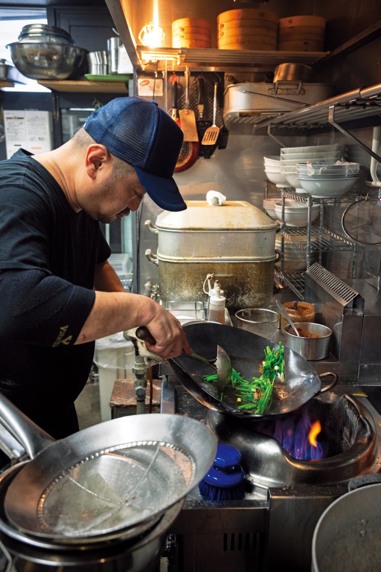 空心菜の炒めは塩漬けして天日干した自家製干し肉がポイント。