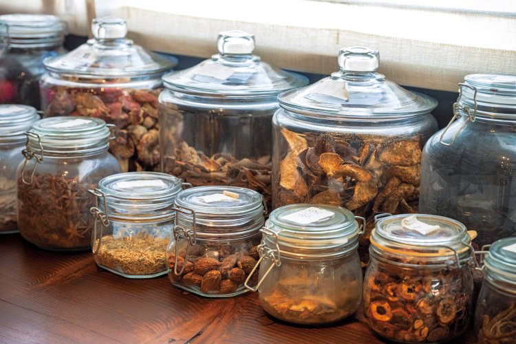 中国で仕入れた香辛料がずらりと並ぶ。