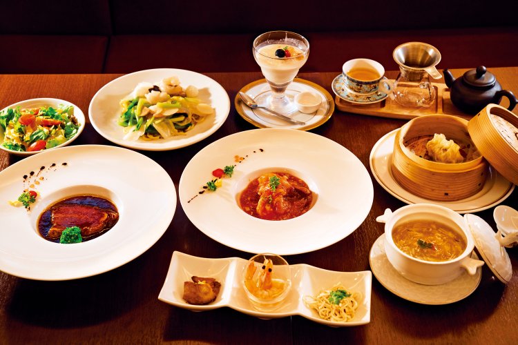 デザート（中央奥）は、コラーゲンたっぷり白キクラゲのシロップ煮をのせた楊貴妃の杏仁豆腐。紅茶のような芳醇な味わいの東方美人茶など中国茶とともにどうぞ。