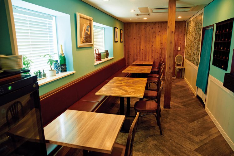 1階はミントブルーの壁が映える。2階席もあり。