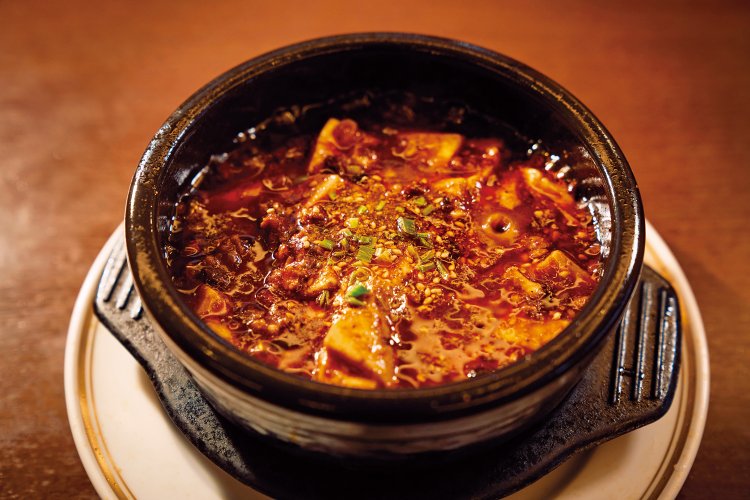 熱々の鉄鍋で登場する麻婆豆腐1320円。