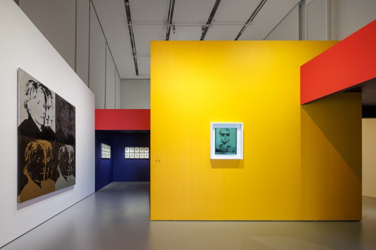 エスパス ルイ･ヴィトン東京での展示風景（2025年） SELF-PORTRAIT 1963-64年キャンバスにアクリル絵の具とシルクスクリーンインク (C)The Andy Warhol Foundation for the Visual Arts, Inc. / Licensed by Adagp, Paris 2025 Courtesy ofthe Fondation Louis Vuitton, Paris Photo credits: Jérémie Souteyrat / Louis Vuitton。