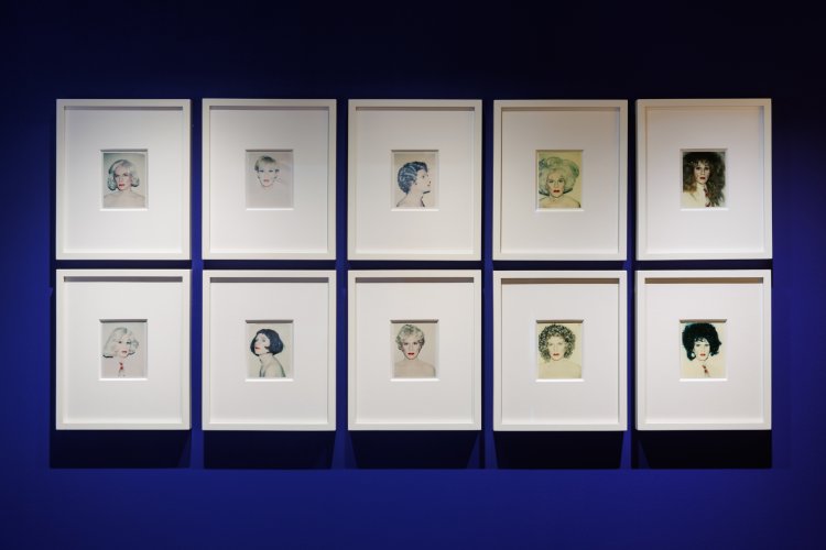 SELF-PORTRAITS IN DRAG [ドラァグ姿のセルフポートレート] 1981-82年 エスパス ルイ･ヴィトン東京での展示風景（2025年） （C）The Andy Warhol Foundation for the Visual Arts,Inc./Licensed by Adagp,Paris2025 Courtesy of the Fondation Louis Vuitton,Paris Photo credits: Jérémie Souteyrat/ Louis Vuitton。