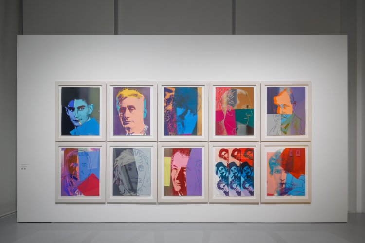 TEN PORTRAITS OF JEWS OF THE TWENTIETH CENTURY [20世紀のユダヤ人10人の肖像]1980年 エスパスルイ･ヴィトン東京での展示風景（2025年）　(C)The Andy Warhol Foundation for the Visual Arts, Inc. / Licensed by Adagp, Paris 2025 Courtesy of the Fondation Louis Vuitton, Paris / Photo credits: Jérémie Souteyrat / Louis Vuitton。