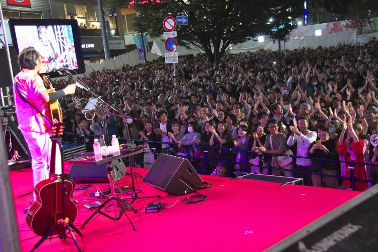写真は過去のイベント風景。自由が丘駅前ロータリーが熱狂のライブ会場に！