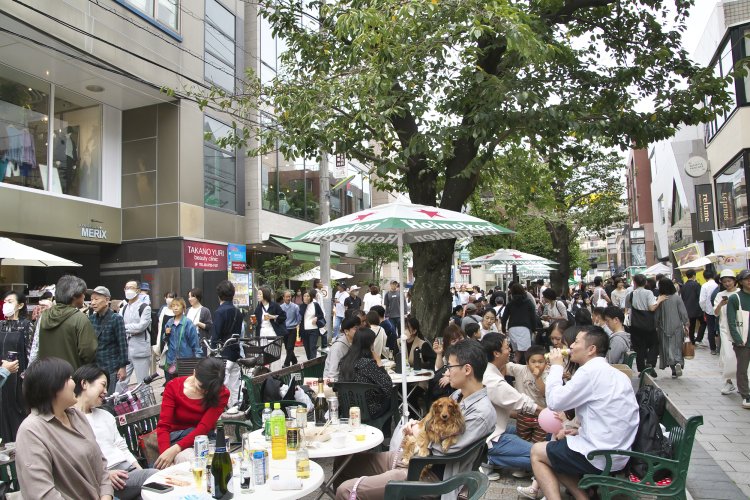 街中にオープンカフェが出現。おいしいグルメに舌鼓を打ちながらのんびりと過ごすのも一興。