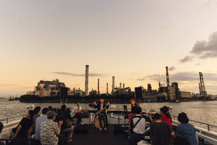 川崎の工場夜景を満喫しながらのジャズクルーズは人気企画。（C）かわさきジャズ実行委員会