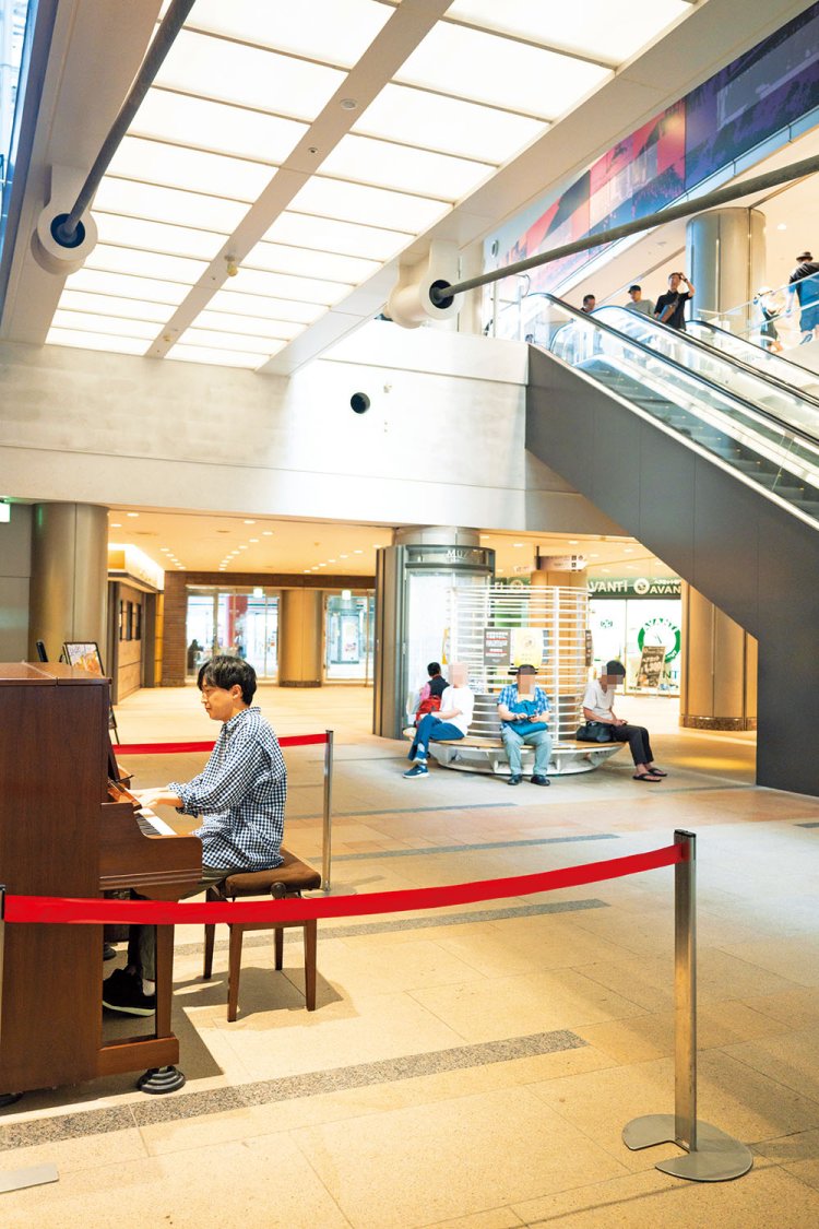 1階レストラン街に隣接するガレリア広場にストリートピアノが。