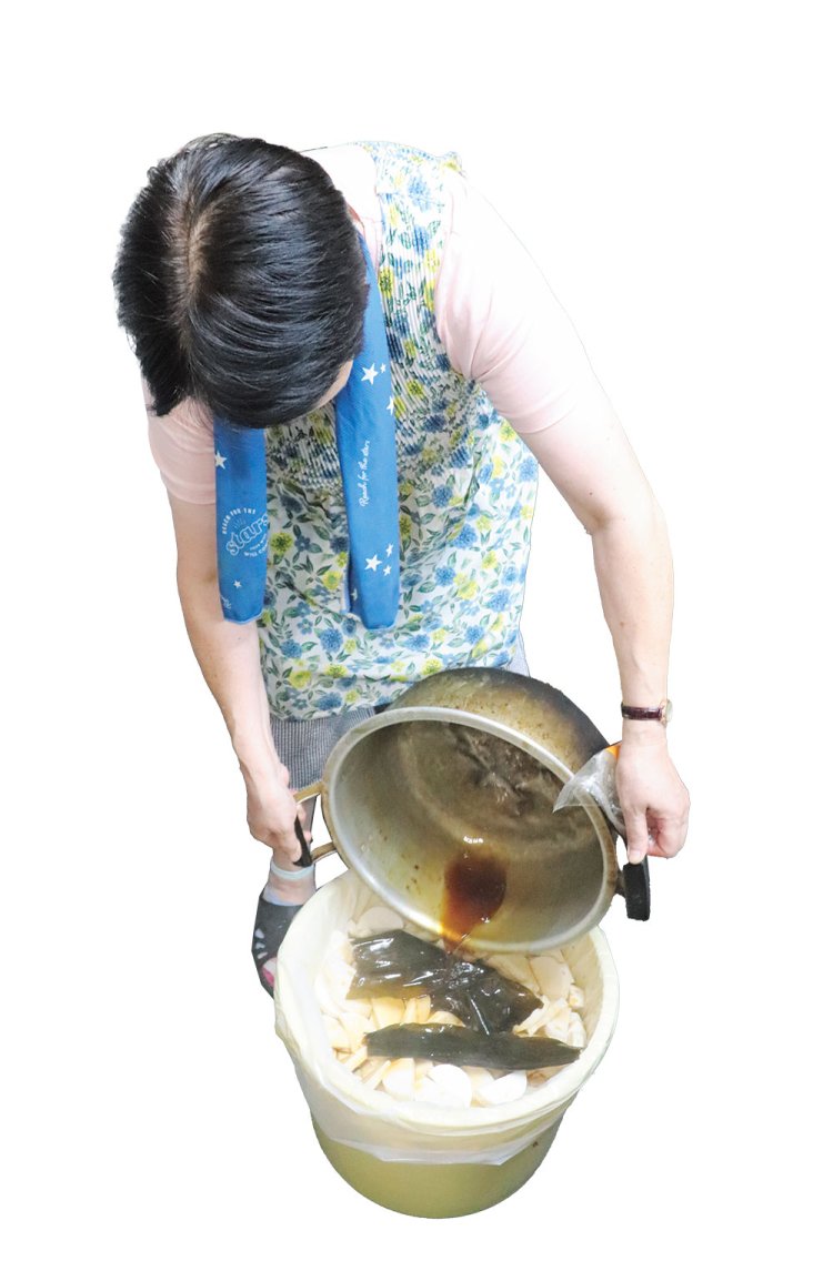 隠れた人気商品「漬物」の仕込みでは、10～20kgの樽を軽々運ぶ姫子さん。