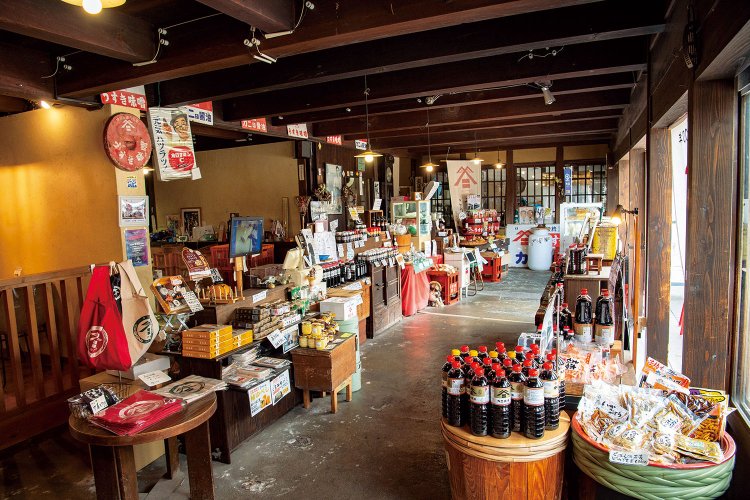 出汁入り醤油の黒だし番長770円や、たまごかけ醤油350円はお土産に。