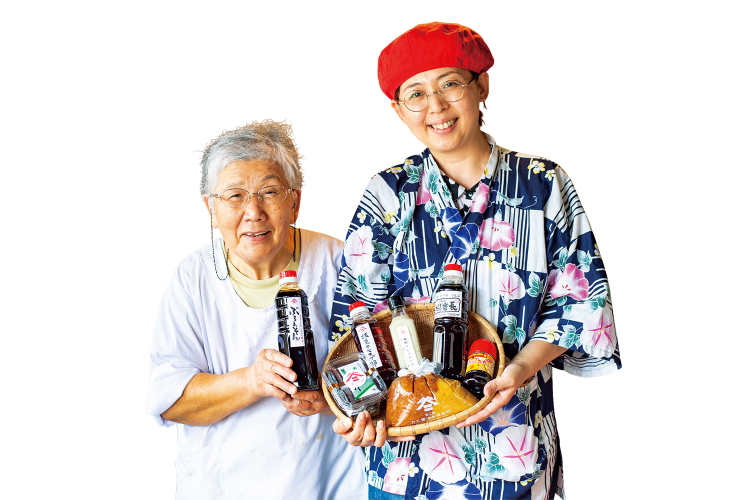 看板娘の可兒明子さん（左）と義娘の可兒いづみさん。「醤油の種類はまだまだ増えますよ！」。