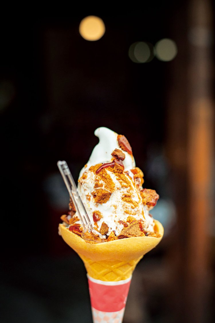 味噌ソフトクリーム500円は味噌のクランチやソースがかかる。