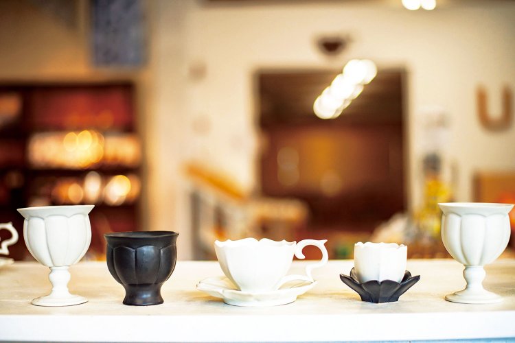 裕之さん作の器は、菊や蓮など伝統的なモチーフを現代的にアレンジ。