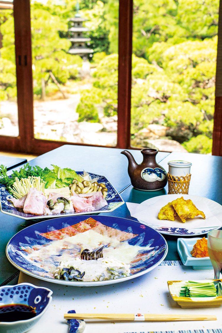 刺身のおいしさはもちろんだが、春光園秘伝の味つけをした唐揚げは臼杵の醤油がふんわり香り、やみつきになる。