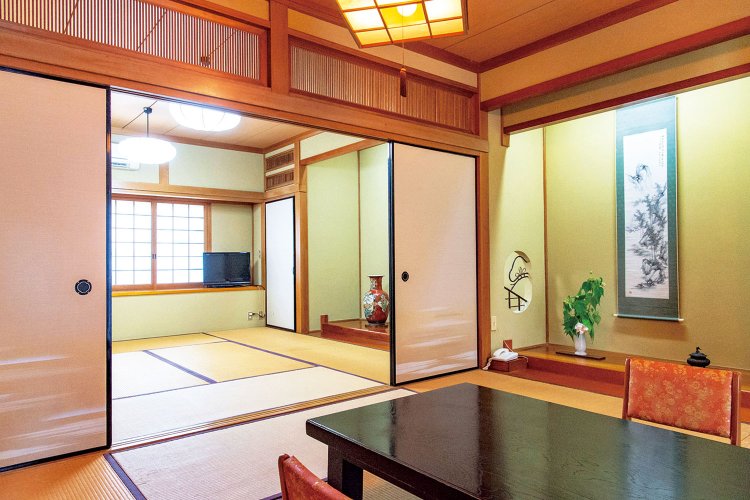 幕末に大規模な改修工事をしているが、当時の面影がそこかしこに。写真は二間続きの芙蓉の間。庭園を望む客室もある。