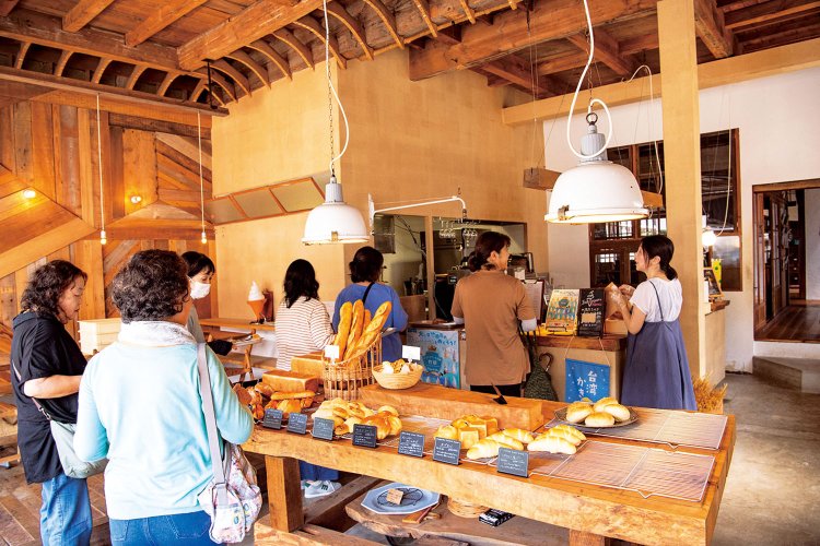 オープンと同時に多くの人がパンを買いに来る。